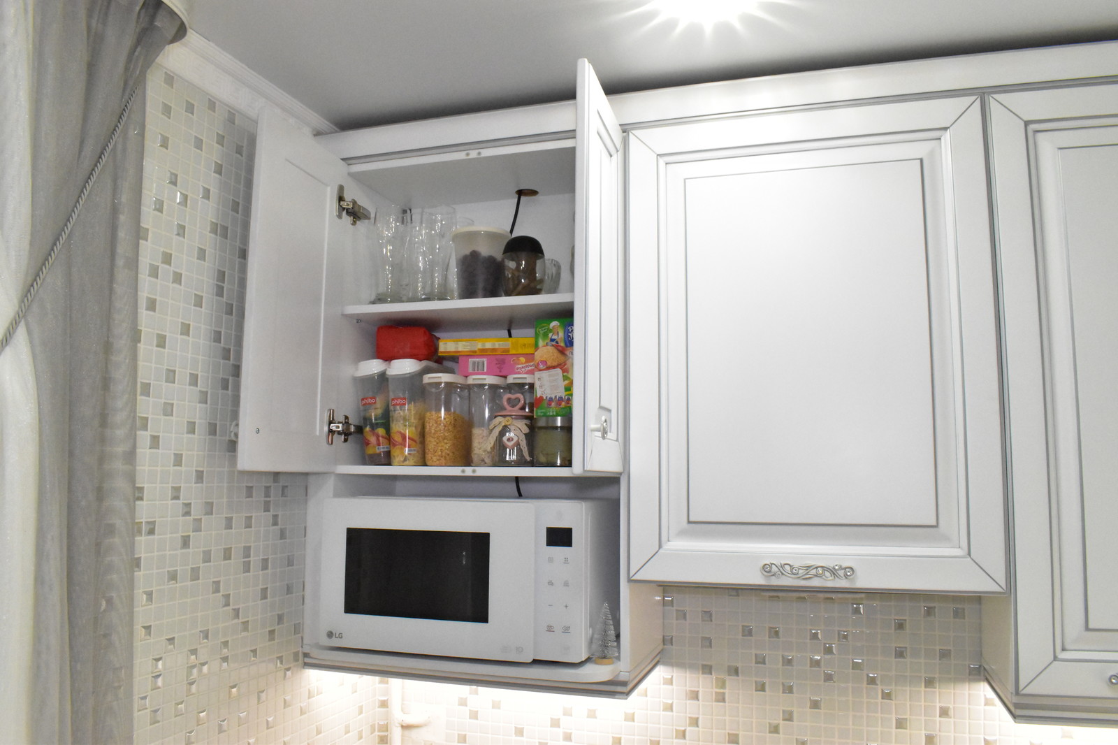 Кухня из массива бука, модель ЭКО в белом цвете с серебряной патиной