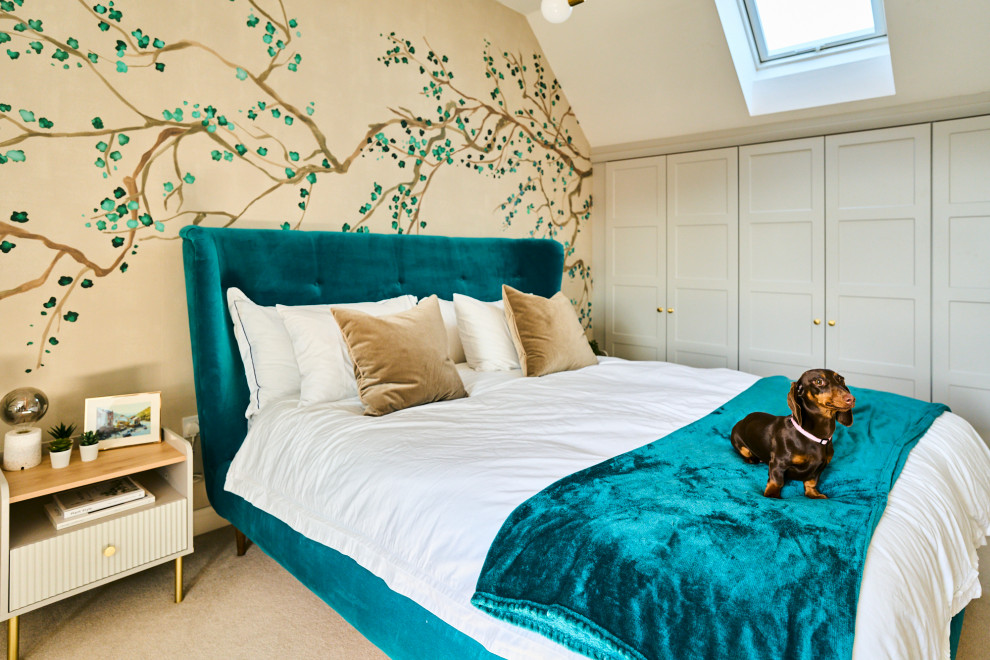 Großes Klassisches Hauptschlafzimmer ohne Kamin mit weißer Wandfarbe, beigem Boden, gewölbter Decke, vertäfelten Wänden und Teppichboden in Hampshire