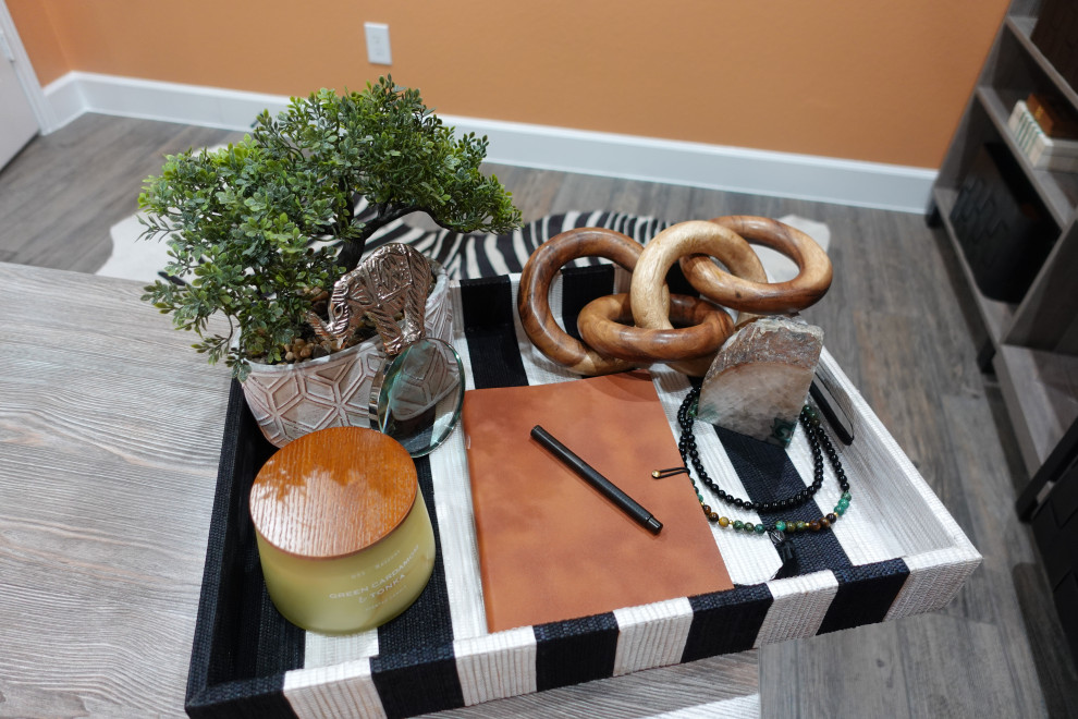 Идея дизайна: маленькое рабочее место в стиле модернизм с оранжевыми стенами, полом из керамической плитки, отдельно стоящим рабочим столом и серым полом без камина для на участке и в саду