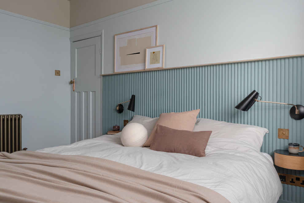 ロンドンにある小さなコンテンポラリースタイルのおしゃれな主寝室 (青い壁、カーペット敷き、標準型暖炉、タイルの暖炉まわり、黄色い床、パネル壁) のレイアウト