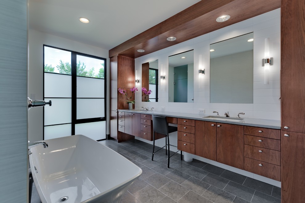 This is an example of a modern bathroom in Dallas.