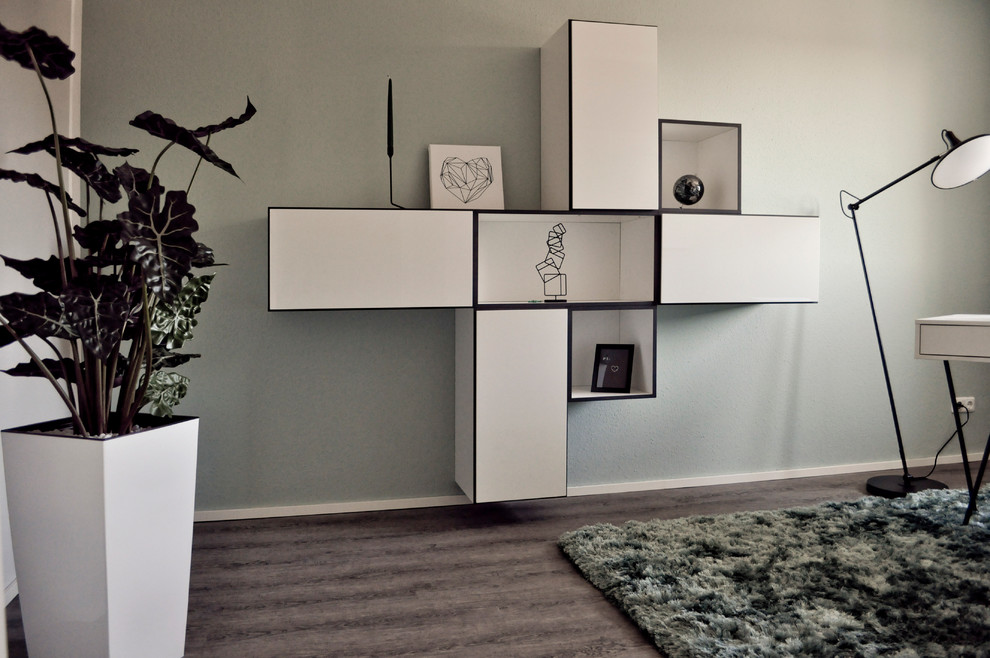 Mittelgroßes Modernes Arbeitszimmer mit Arbeitsplatz, Vinylboden, freistehendem Schreibtisch, grauem Boden und Tapetenwänden in Sonstige