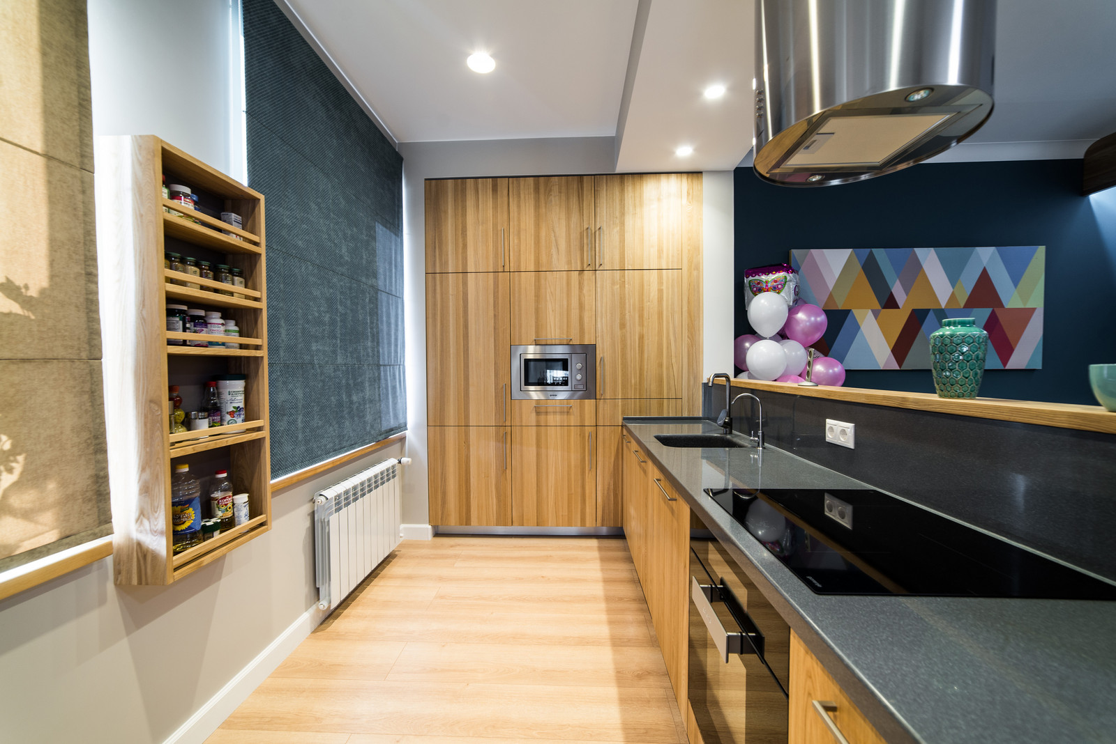 Кухня в современном стиле с фасадами из массива