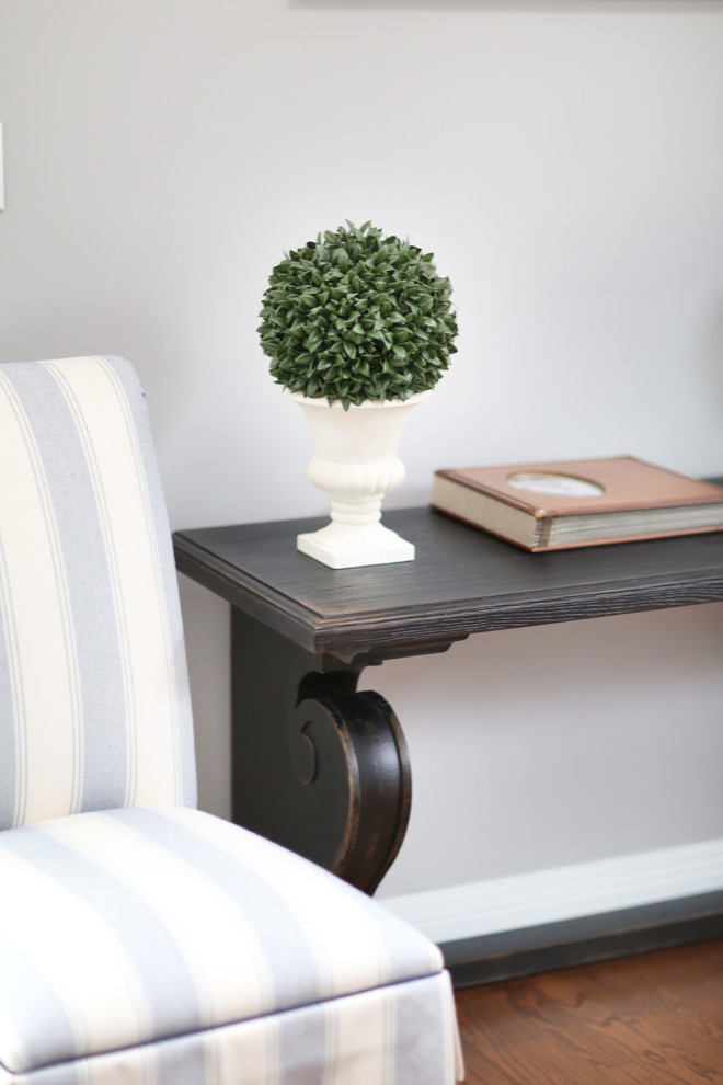 Example of a transitional home design design in Boston
