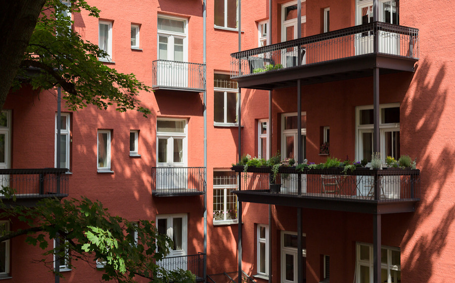Inspiration pour un balcon traditionnel avec des solutions pour vis-à-vis et garde-corps.