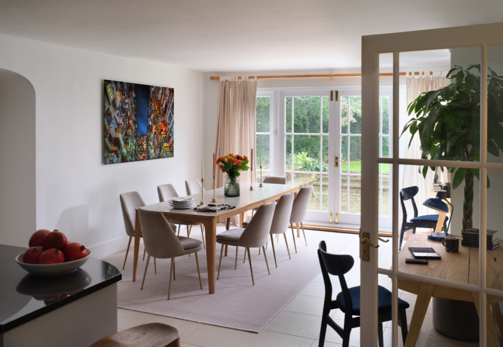 Inspiration for a retro dining room in Other.