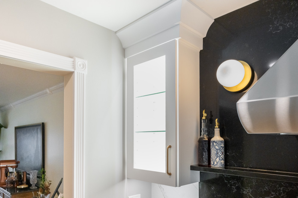 Transitional home design photo in Columbus
