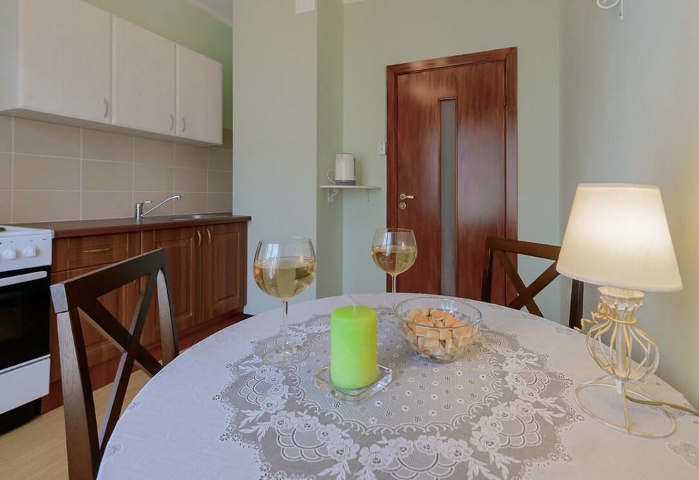 Круглый стол со скатертью