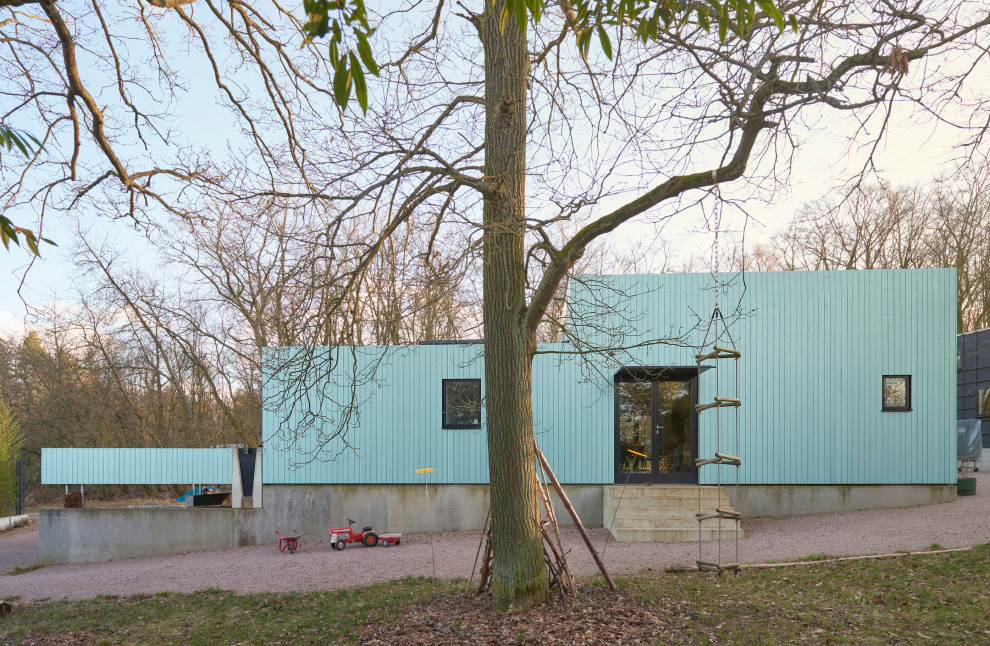 Mittelgroßes, Einstöckiges Modernes Haus mit grüner Fassadenfarbe, Flachdach und Verschalung in Sonstige
