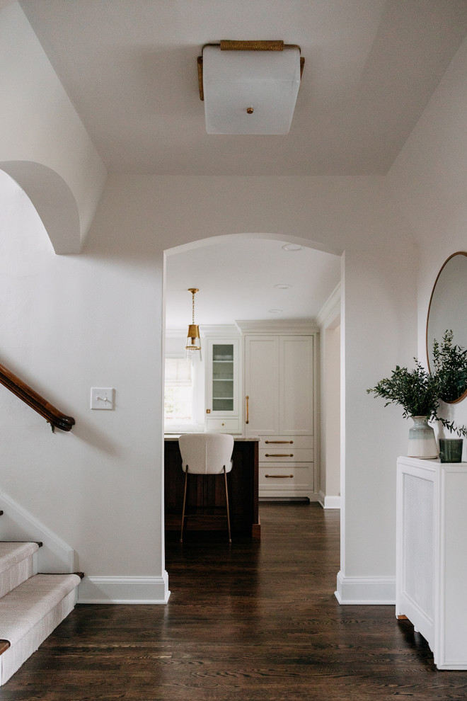Exempel på ett stort klassiskt vit vitt kök och matrum, med en rustik diskho, luckor med profilerade fronter, vita skåp, bänkskiva i kvarts, vitt stänkskydd, stänkskydd i marmor, integrerade vitvaror, mellanmörkt trägolv, en köksö och brunt golv
