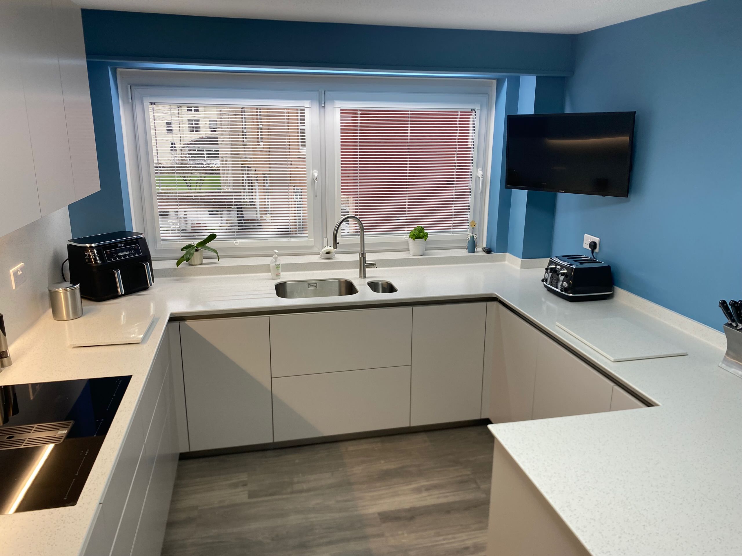 Handleless Apartment Kitchen in Silk Gloss Loam Finish