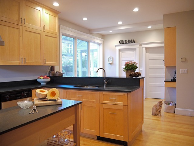 Shaker Kitchen traditional-kitchen
