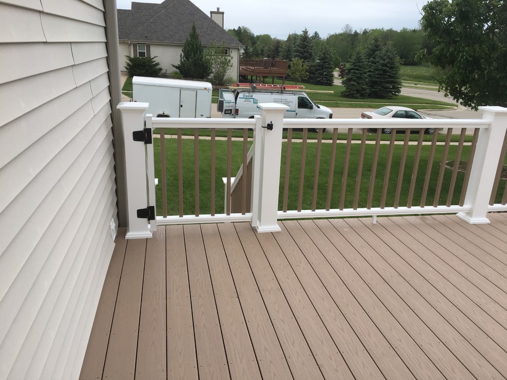 Example of a mid-sized transitional backyard deck design in Milwaukee with no cover