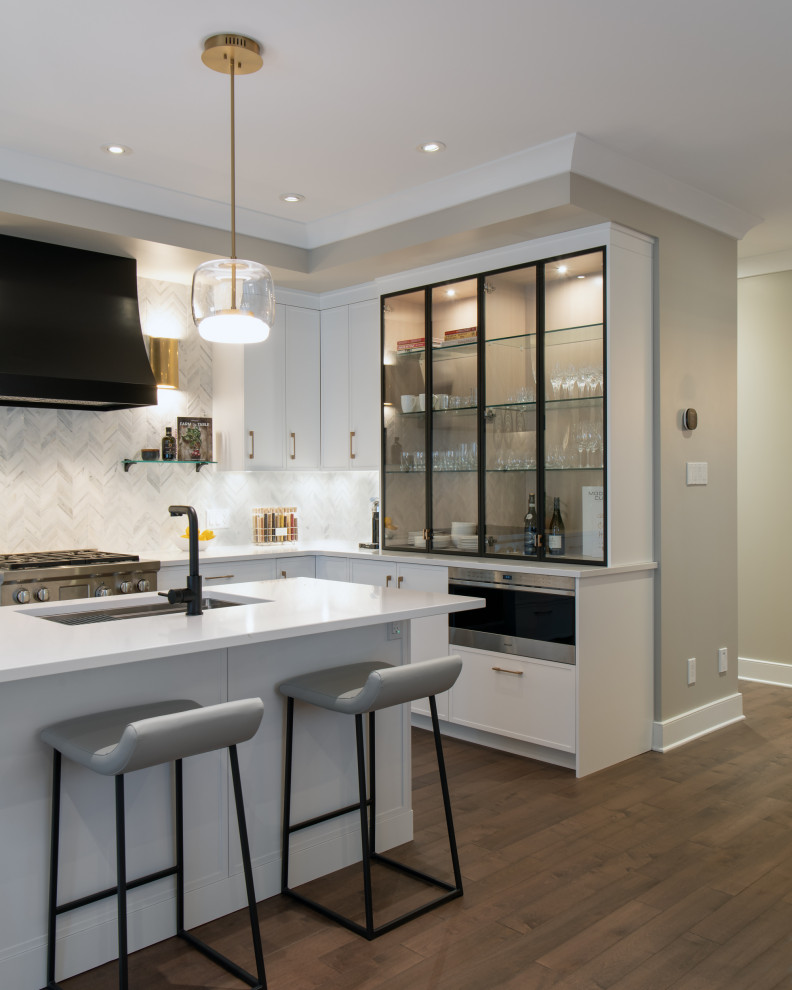 Kitchen - transitional kitchen idea in Ottawa
