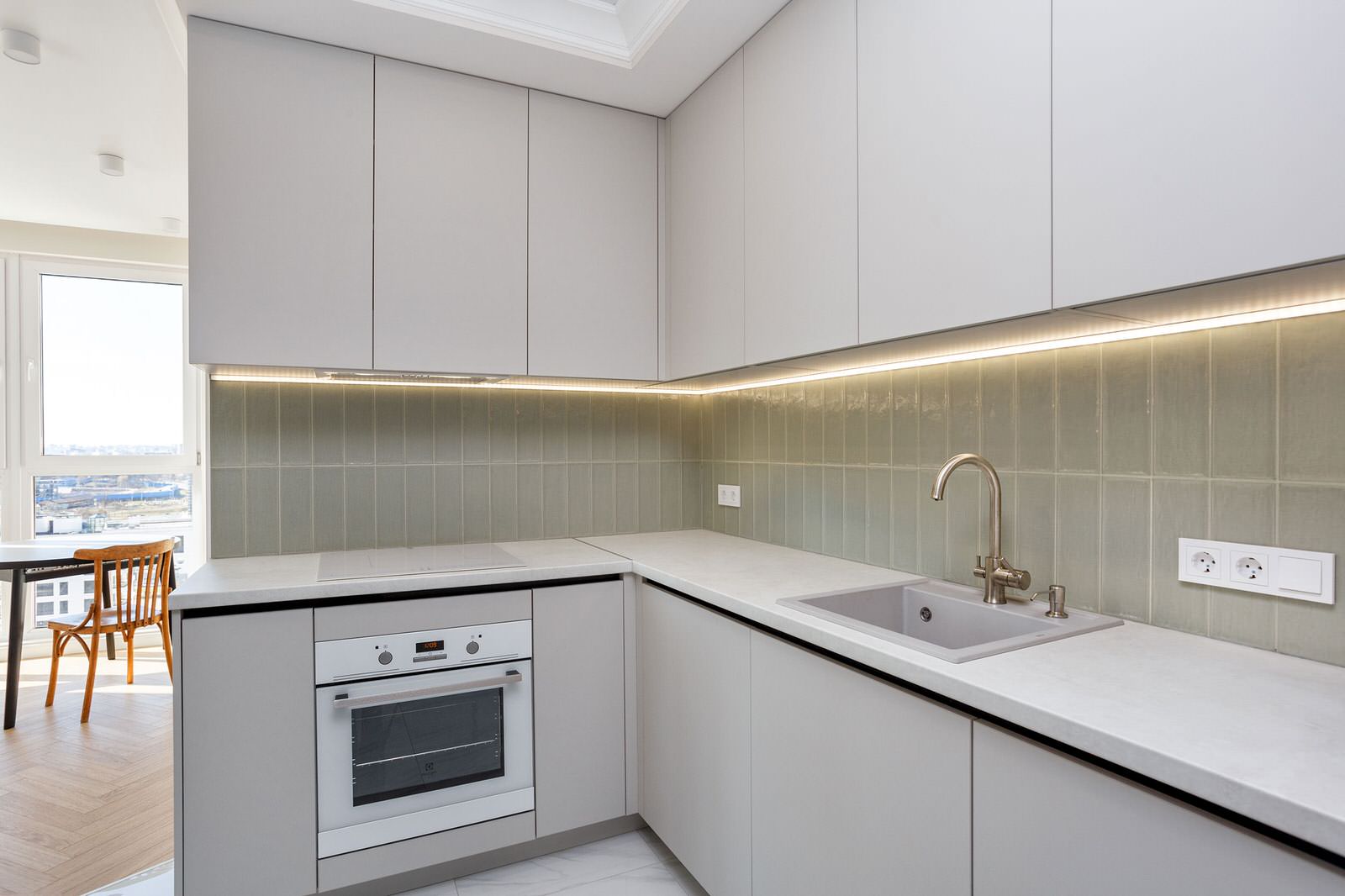 Светлая кухня с отдельным шкафом для холодильника