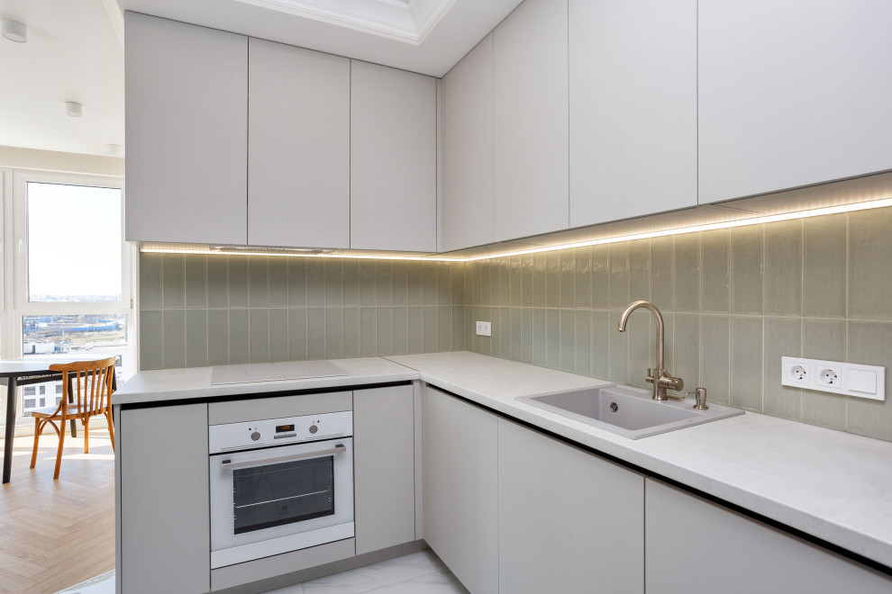 Светлая кухня с отдельным шкафом для холодильника