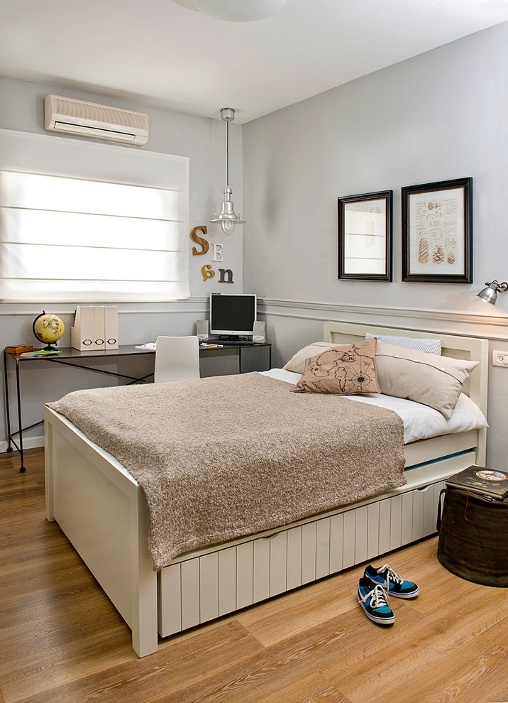 Photo of a transitional kids' room in Tel Aviv with grey walls.