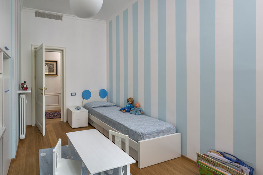 Inspiration for a small traditional kids' bedroom for kids 4-10 years old and boys in Rome with multi-coloured walls, light hardwood floors, yellow floor and recessed.
