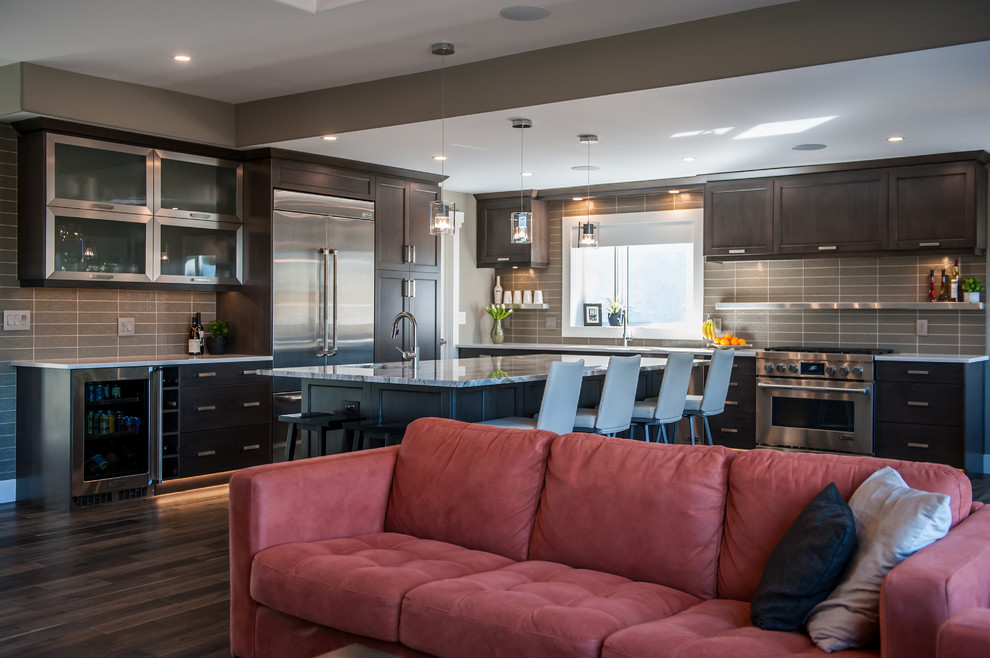 Example of a transitional home design design in Edmonton