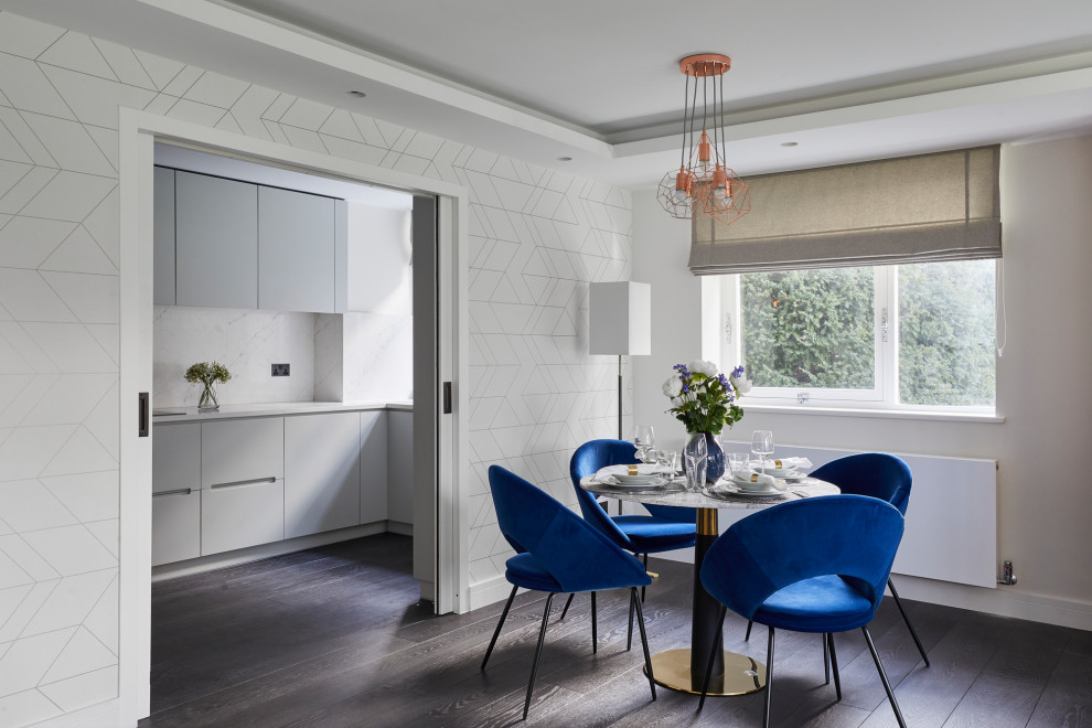 Esempio di una sala da pranzo aperta verso la cucina moderna di medie dimensioni con pareti beige, parquet scuro, pavimento grigio, soffitto a cassettoni e carta da parati