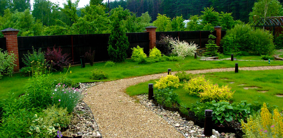 Photo of a small contemporary courtyard full sun xeriscape for spring in Moscow with gravel and with flowerbed.