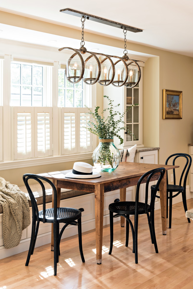 Example of a dining room design in Boston