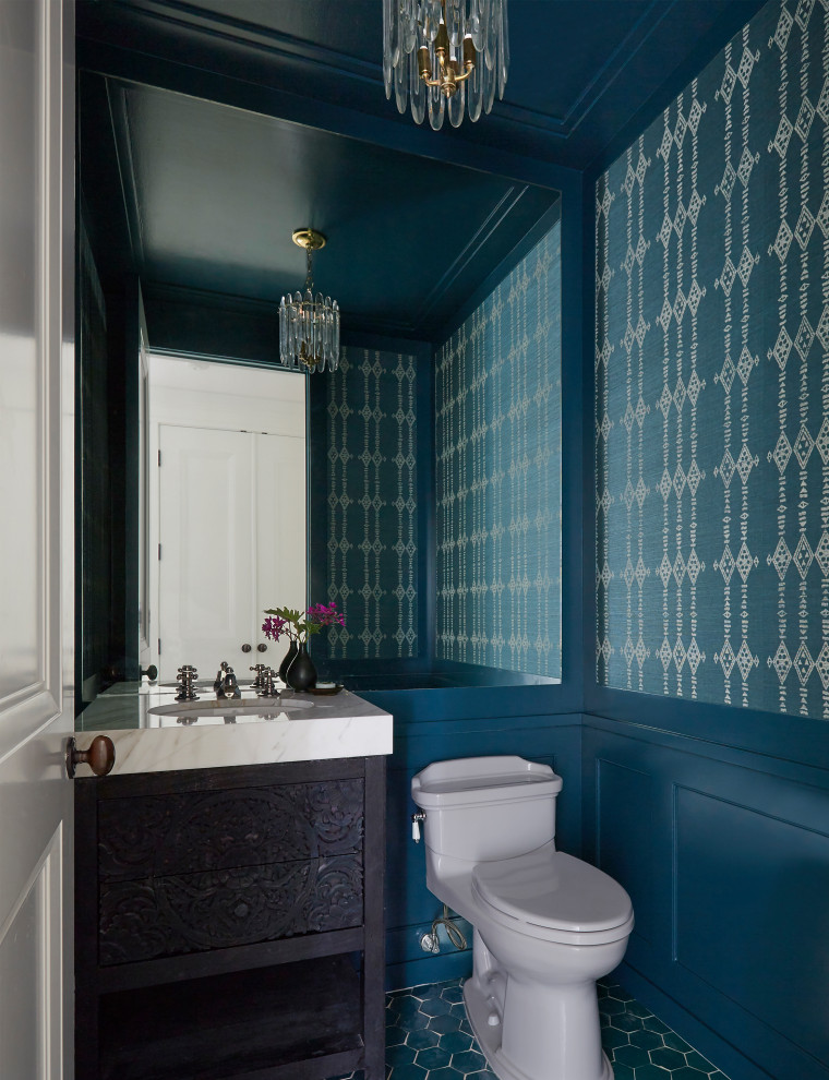 マイアミにあるトロピカルスタイルのおしゃれな浴室 (青いキャビネット、青い壁、青い床、白い洗面カウンター、洗面台1つ、独立型洗面台) の写真