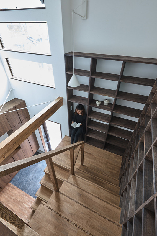 Kleine Treppe in U-Form mit Holz-Setzstufen und Tapetenwänden in Kyoto