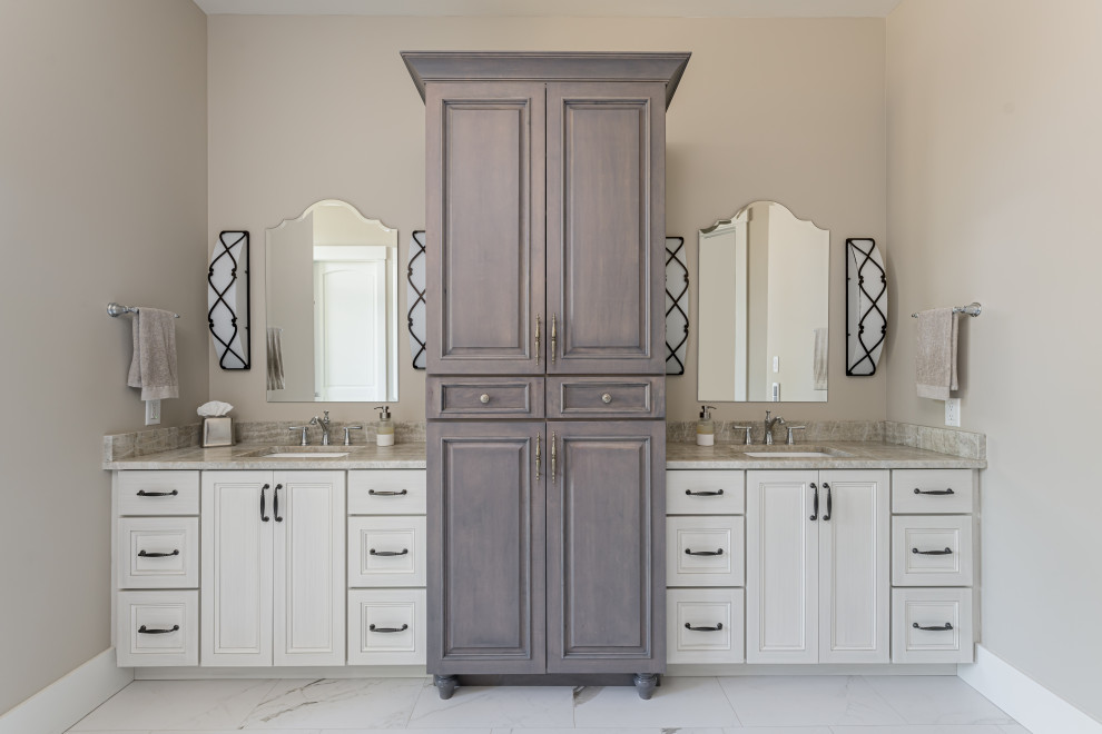 Home design - mid-sized transitional home design idea