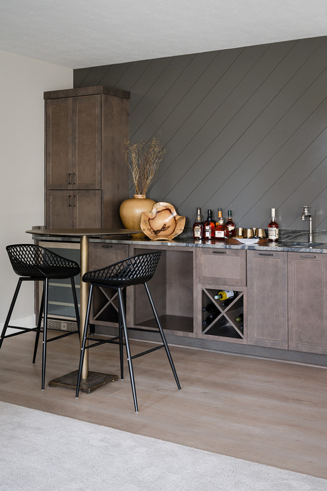 Immagine di un angolo bar con lavandino minimalista di medie dimensioni con lavello sottopiano, top in granito e pavimento in legno massello medio