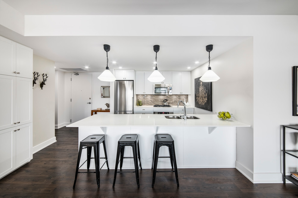 Example of a transitional kitchen design in Ottawa