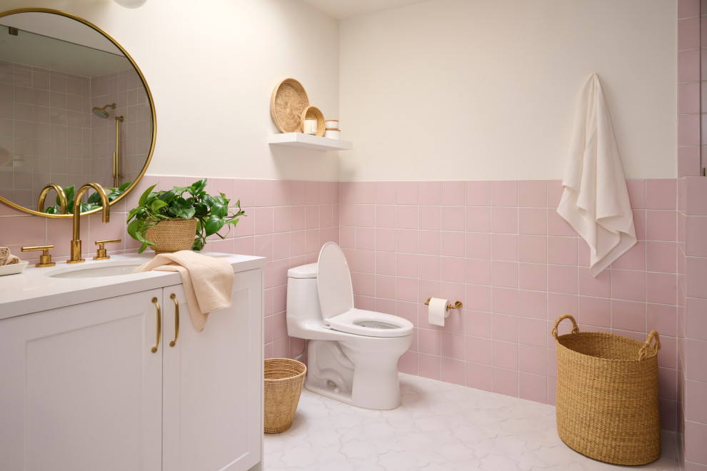 Cette photo montre une grande salle de bain principale éclectique avec une douche ouverte, un carrelage rose, des carreaux de céramique, un sol en carrelage de céramique, un sol blanc, une niche et meuble simple vasque.