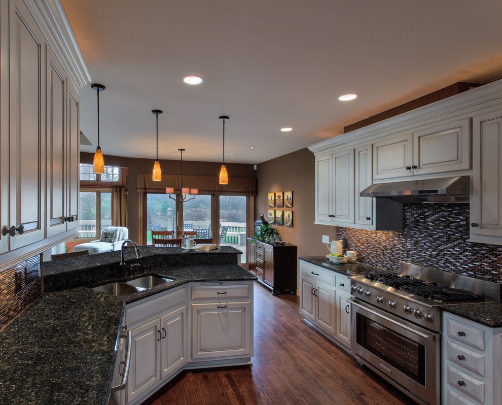 Design ideas for a transitional kitchen in Milwaukee.