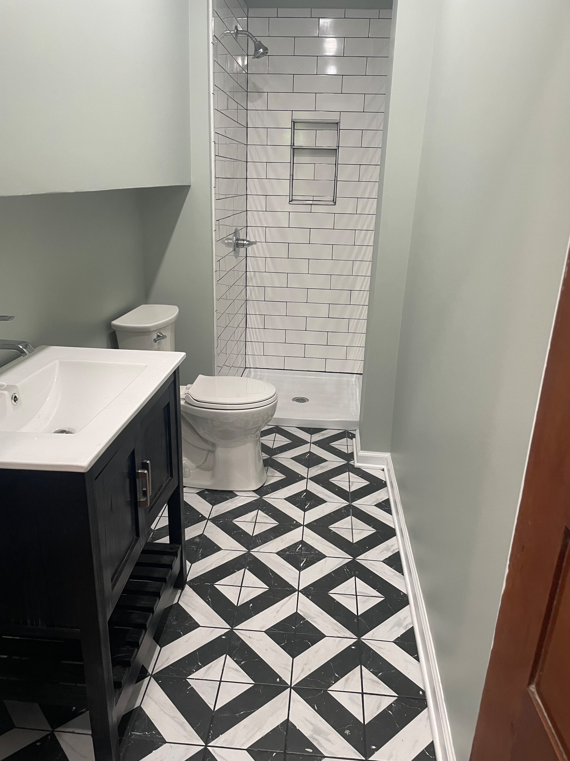 Example of a minimalist bathroom design in Philadelphia