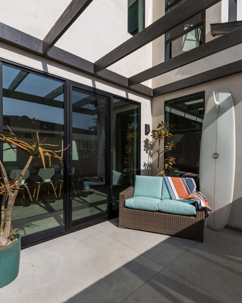 Inspiration for a modern patio in Orange County.