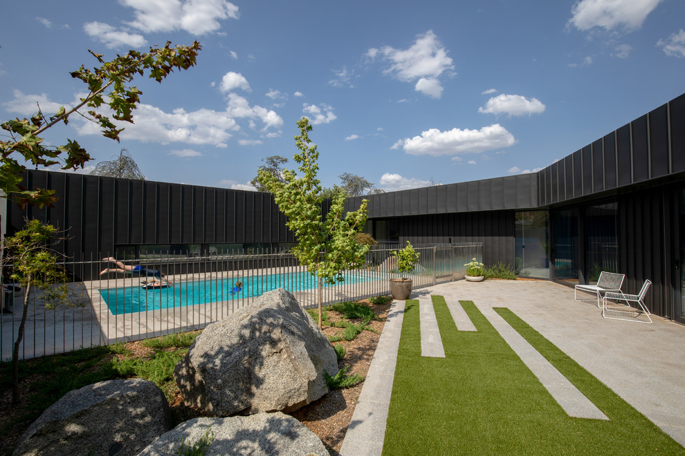 Contemporary courtyard rectangular pool in Canberra - Queanbeyan.