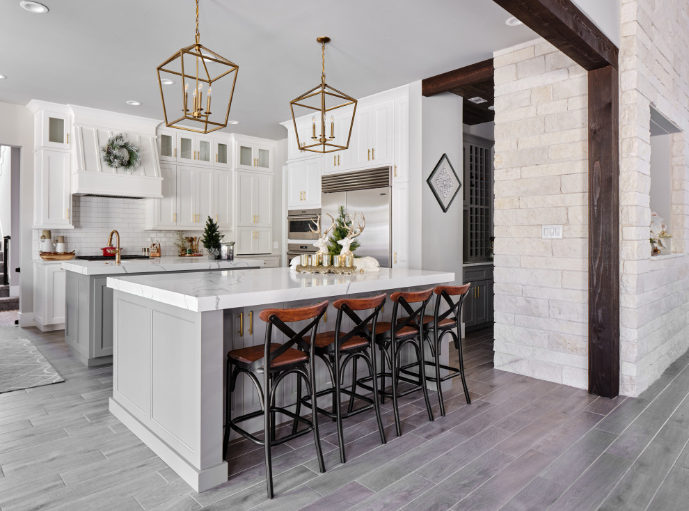 Kitchen - transitional kitchen idea in Austin