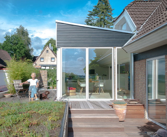 Holzfassade mit Velfac-Schiebet&uuml;ren 