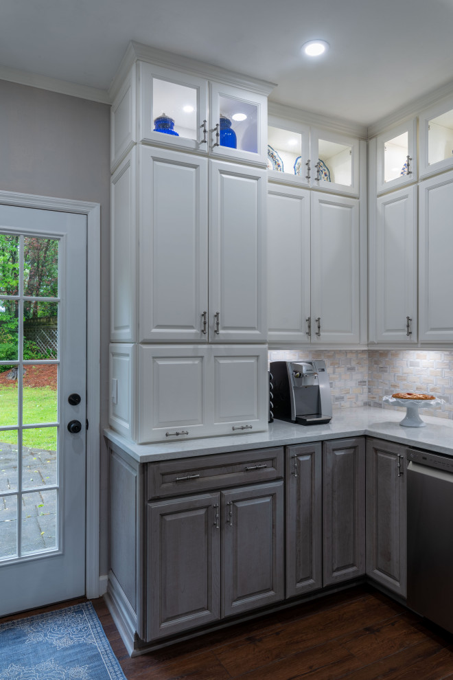 Transitional home design photo in Atlanta