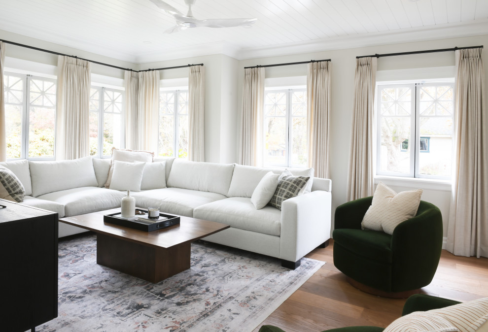 Стильный дизайн: открытая гостиная комната среднего размера в классическом стиле с серыми стенами, паркетным полом среднего тона, телевизором на стене и потолком из вагонки - последний тренд