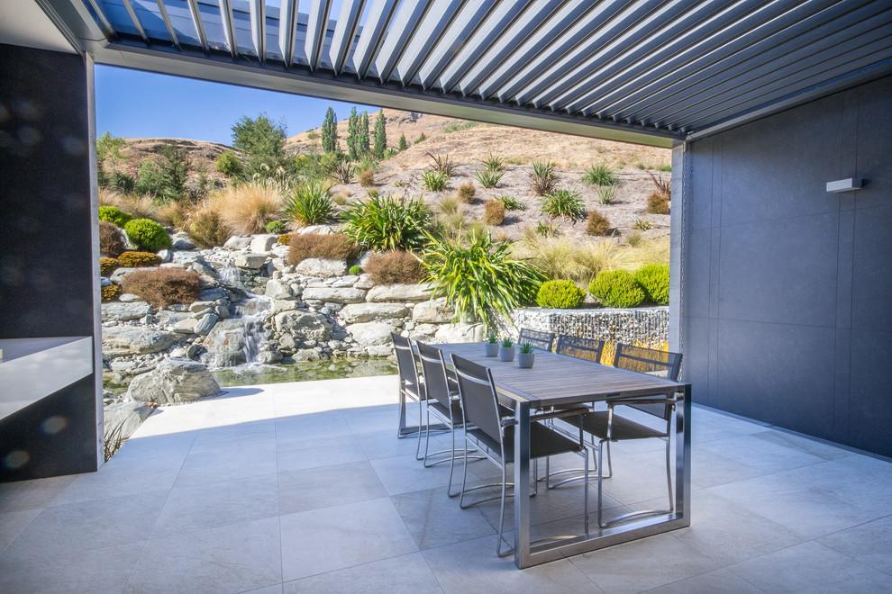 This is an example of a contemporary patio in Auckland.