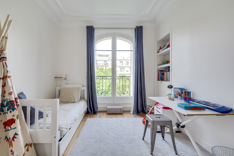 Design ideas for a traditional kids' room in Paris.