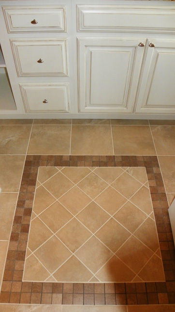 Example of a transitional home design design in Austin