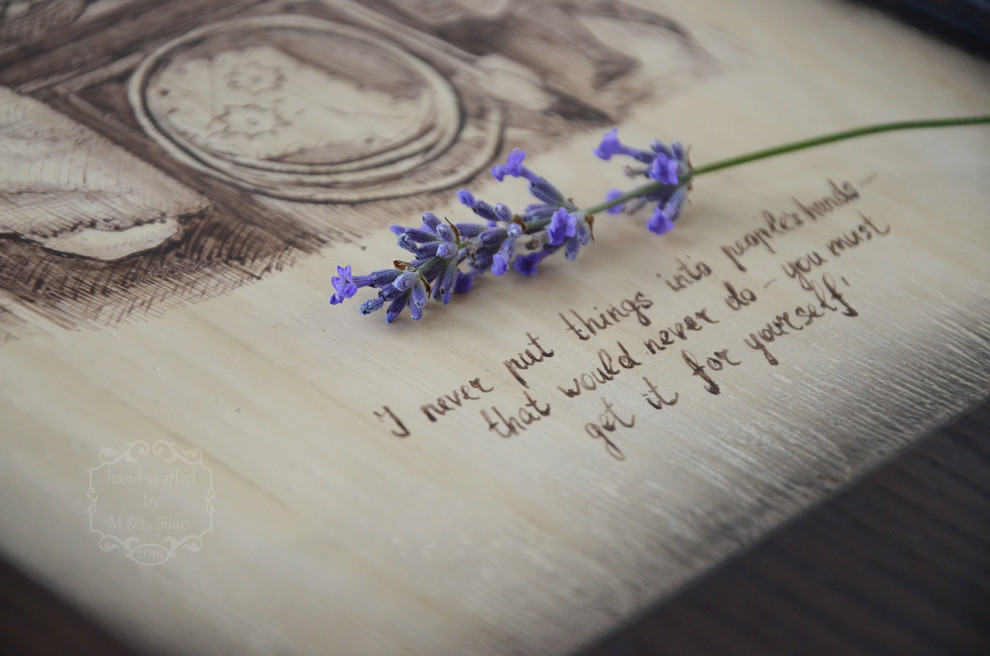 Рисунки в авторской технике на дубовой доске. "Алиса в зазеркалье", сюжеты Д. Тэ