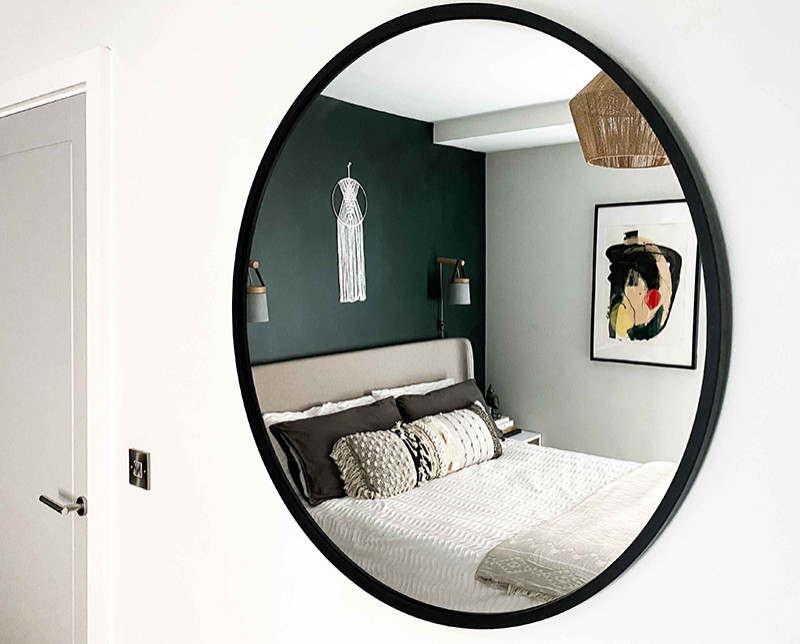 Idée de décoration pour une petite chambre bohème avec un mur vert, aucune cheminée, un sol beige et du papier peint.