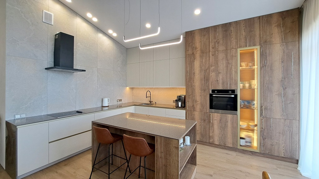 Кухня с островом в частном доме