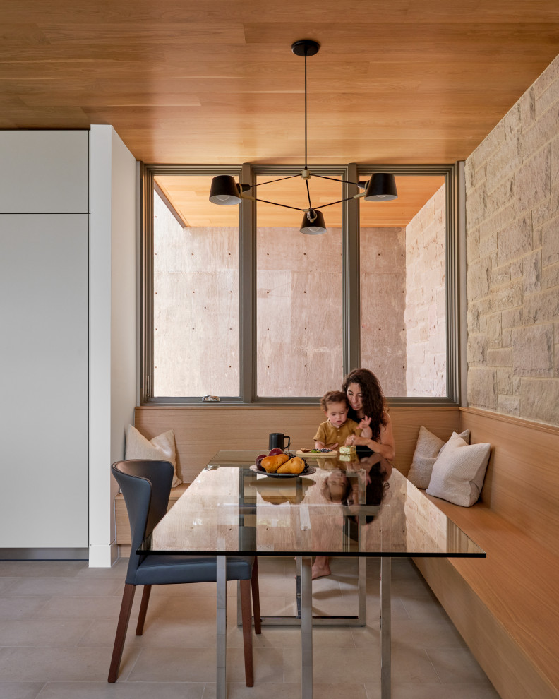 Стильный дизайн: большая гостиная-столовая в стиле модернизм с белыми стенами, полом из известняка, бежевым полом и деревянным потолком без камина - последний тренд