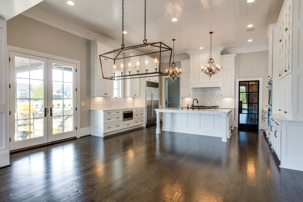 Example of a transitional kitchen design in Los Angeles