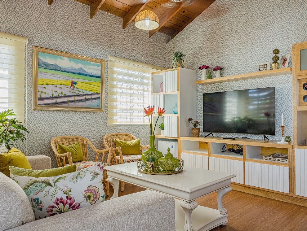 Esempio di un soggiorno costiero con pareti grigie, pavimento in legno massello medio, TV autoportante, pavimento marrone, travi a vista, soffitto a volta, soffitto in legno e carta da parati
