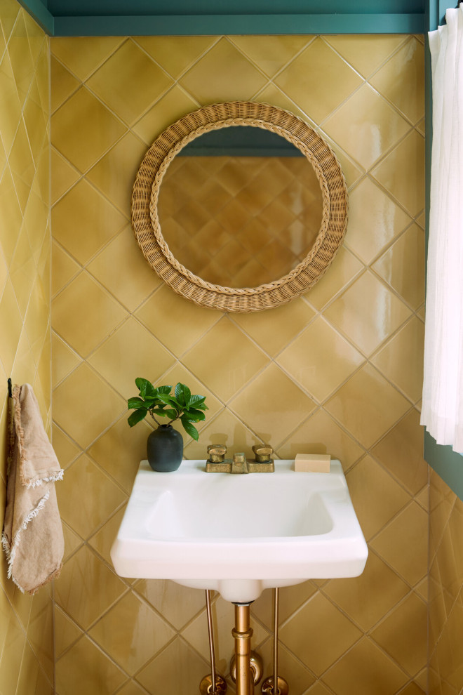 На фото: туалет в стиле неоклассика (современная классика) с желтой плиткой и подвесной раковиной